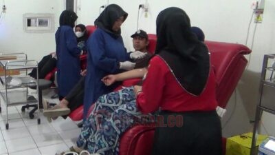 Suasana donor darah sukarela di PMI Kabupaten Kendal dalam rangka HUT ke-80 PMI pada Rabu (17/9/2025). Foto: Yoedhi/Lingkar.co