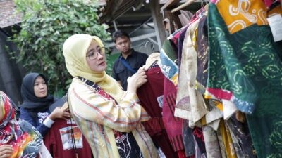 Ketua Dewan Kerajinan Nasional Daerah (Dekranasda) Jawa Tengah, Nawal Arafah Yasin saat mengunjungi Rumah Batik Inklusif Kebumen, Selasa (16/9/2025). Foto: dokumentasi