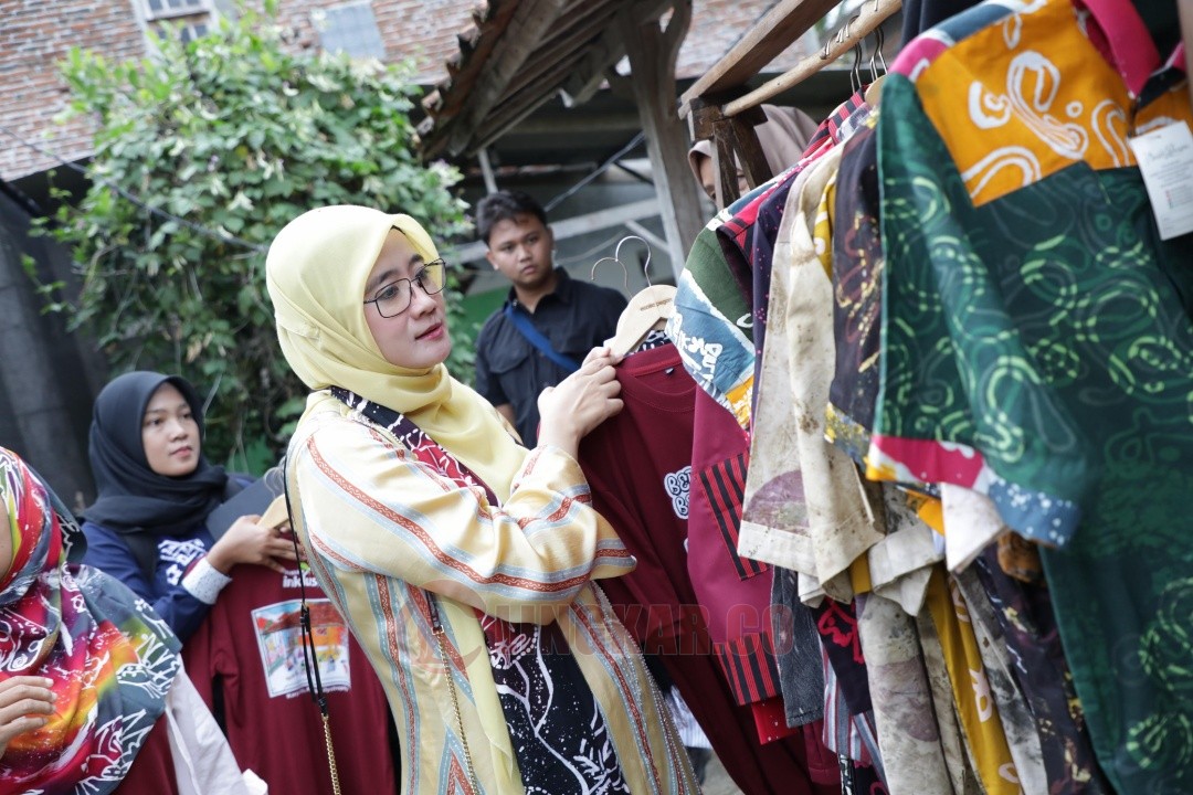 Ketua Dewan Kerajinan Nasional Daerah (Dekranasda) Jawa Tengah, Nawal Arafah Yasin saat mengunjungi Rumah Batik Inklusif Kebumen, Selasa (16/9/2025). Foto: dokumentasi