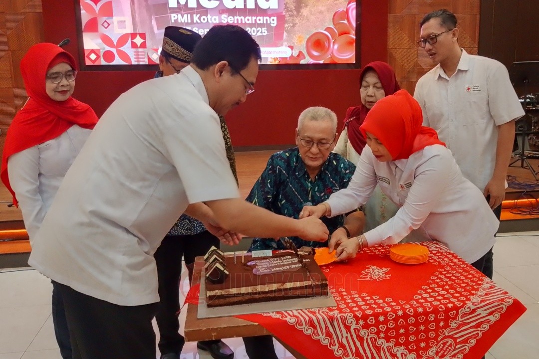 Ketua PMI Kota Semarang Awal Prasetyo menerima potongan kue saat peringatan Hari Ulang Tahun ke-80 PMI di aula lantai 4 Gedung UDD PMI Kota Semarang, Rabu (17/9/2025).