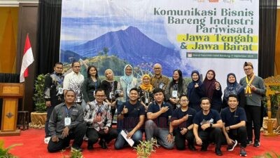 Rombongan Dinporapar Jateng berfoto bersama dalam kegiatan Komunikasi Bisnis di Bandung. Foto: dokumentasi