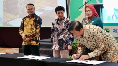 Penandatanganan Nota Kesepakatan antara Disperindag Jateng, IESR, Fakultas Teknik Undip, Fakultas Teknik UNS, dan KITB mengenai pendampingan transformasi industri hijau melalui Industrial Assessment Center (IAC) dalam acara Jawa Tengah Green Industry 2025 di North Ballroom, Gumaya Tower Hotel, Kamis (18/9/2025). Foto: dokumentasi