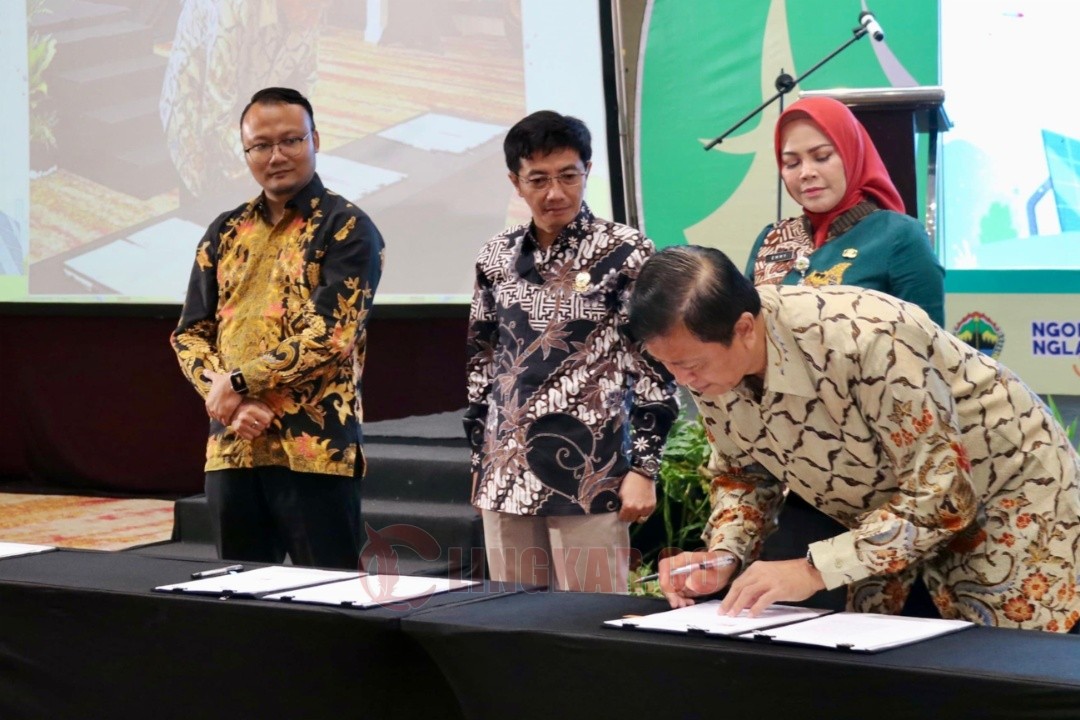 Penandatanganan Nota Kesepakatan antara Disperindag Jateng, IESR, Fakultas Teknik Undip, Fakultas Teknik UNS, dan KITB mengenai pendampingan transformasi industri hijau melalui Industrial Assessment Center (IAC) dalam acara Jawa Tengah Green Industry 2025 di North Ballroom, Gumaya Tower Hotel, Kamis (18/9/2025). Foto: dokumentasi