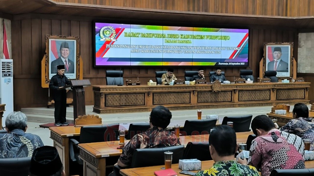 RAPAT PARIPURNA. Juru Bicara Fraksi PPP, KH Akhmat Tawabi saat membacakan pandangan umum fraksi pada Rapat Paripurna DPRD Kabupaten Purworejo.