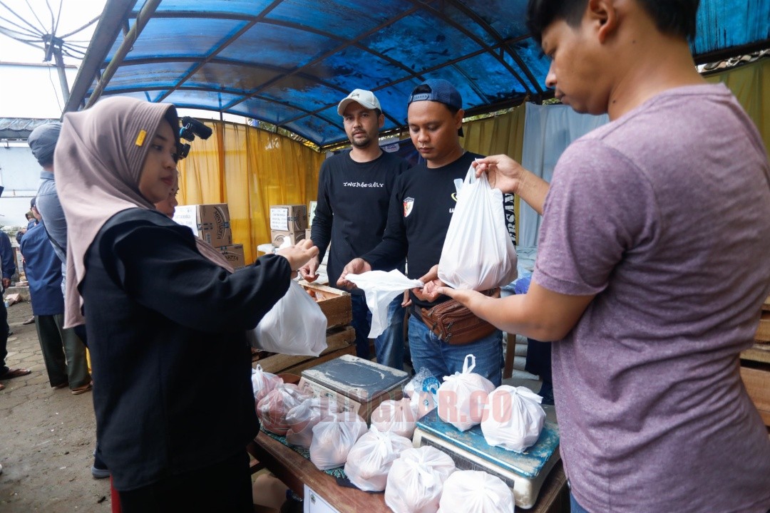 Salah satu kegiatan Gerakan Pangan Murah yang digelar oleh Pemprov Jateng. Foto: dokumentasi/istimewa