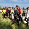 Pemkab dan Forkopimda Bersama Punguti Sampah di Pantai Muara Kencana Kendal