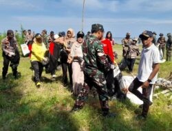 Pemkab dan Forkopimda Bersama Punguti Sampah di Pantai Muara Kencana Kendal