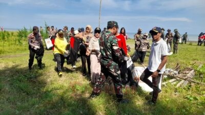 Kerja bakti bersih-bersih di Pantai Muara Kencana pada Sabtu (20/9/2025).