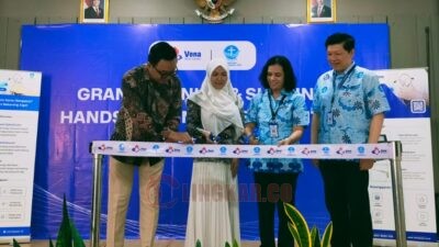 MEMOTONG PITA: Chief Medical Officer Vena Wasir Center, dr Dewi Kusuma Wijayanti (tengah) memotong pita saat grand opening Vena Wasir Center di RS Panti Wilasa dr Cipto Semarang, Selasa (2/9/2025). Foto: istimewa