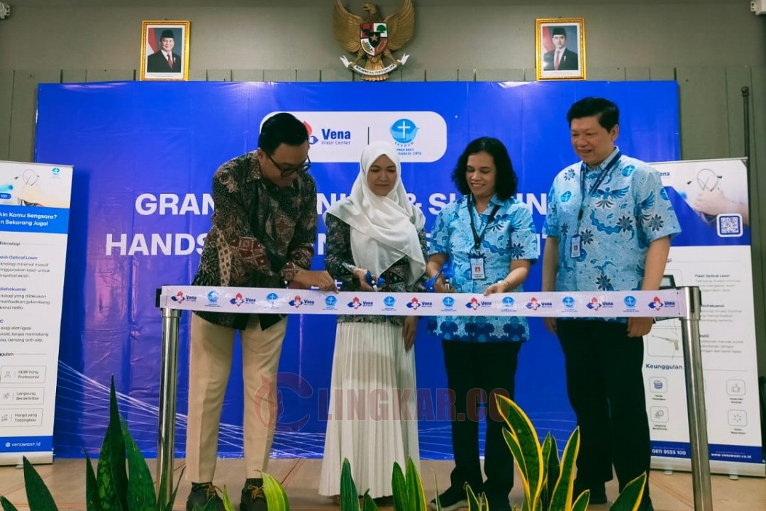 MEMOTONG PITA: Chief Medical Officer Vena Wasir Center, dr Dewi Kusuma Wijayanti (tengah) memotong pita saat grand opening Vena Wasir Center di RS Panti Wilasa dr Cipto Semarang, Selasa (2/9/2025). Foto: istimewa
