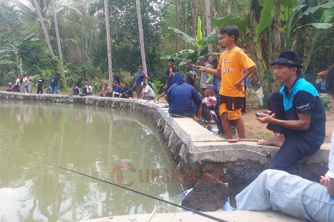 MANCING. Lomba mancing di Kolam Wisata Lantaburo, Desa Popongan, Kecamatan Banyuurip, Kabupaten Purworejo.