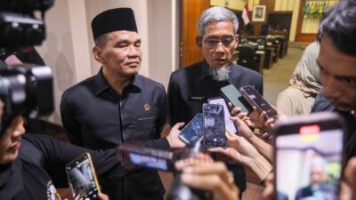 Sekda Jateng Sumarno dan Ketua DPRD Jateng Sumanto saat wawancara media. Foto: istimewa