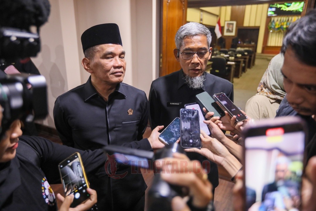Sekda Jateng Sumarno dan Ketua DPRD Jateng Sumanto saat wawancara media. Foto: istimewa