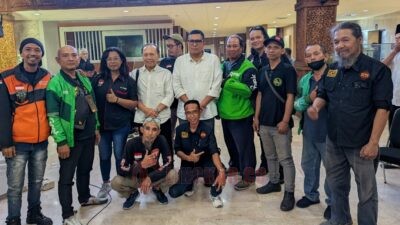 Ketua DPD Partai Golkar Jateng, Mohammad Saleh bersama perwakilan pengemudi ojol berfoto bersama seusai FPG Corner di gedung Berlian. Foto: istimewa