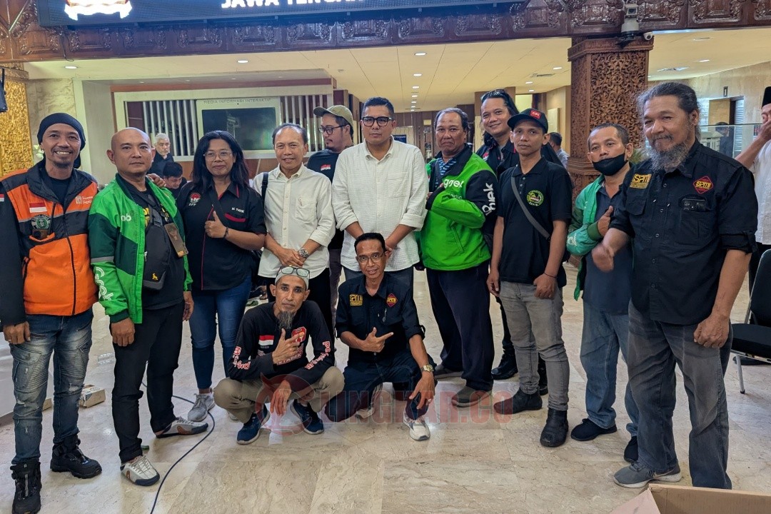 Ketua DPD Partai Golkar Jateng, Mohammad Saleh bersama perwakilan pengemudi ojol berfoto bersama seusai FPG Corner di gedung Berlian. Foto: istimewa