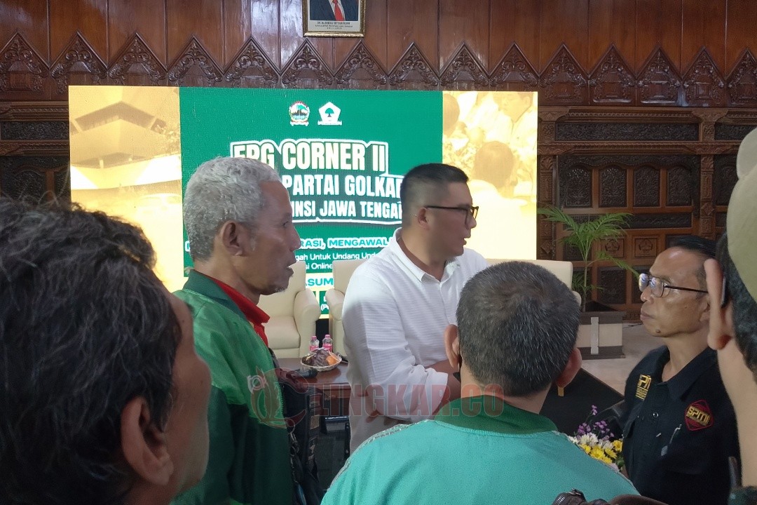 Ketua DPD Partai Golkar Jateng, Mohammad Saleh bersama Koordinator driver Ojol Thomas Aquino saat wawancara media seusai FPG Corner edisi kedua di hall utama Gedung DPRD Jateng, Selasa (23/9/2025) petang. Foto: Rifqi/Lingkar.co