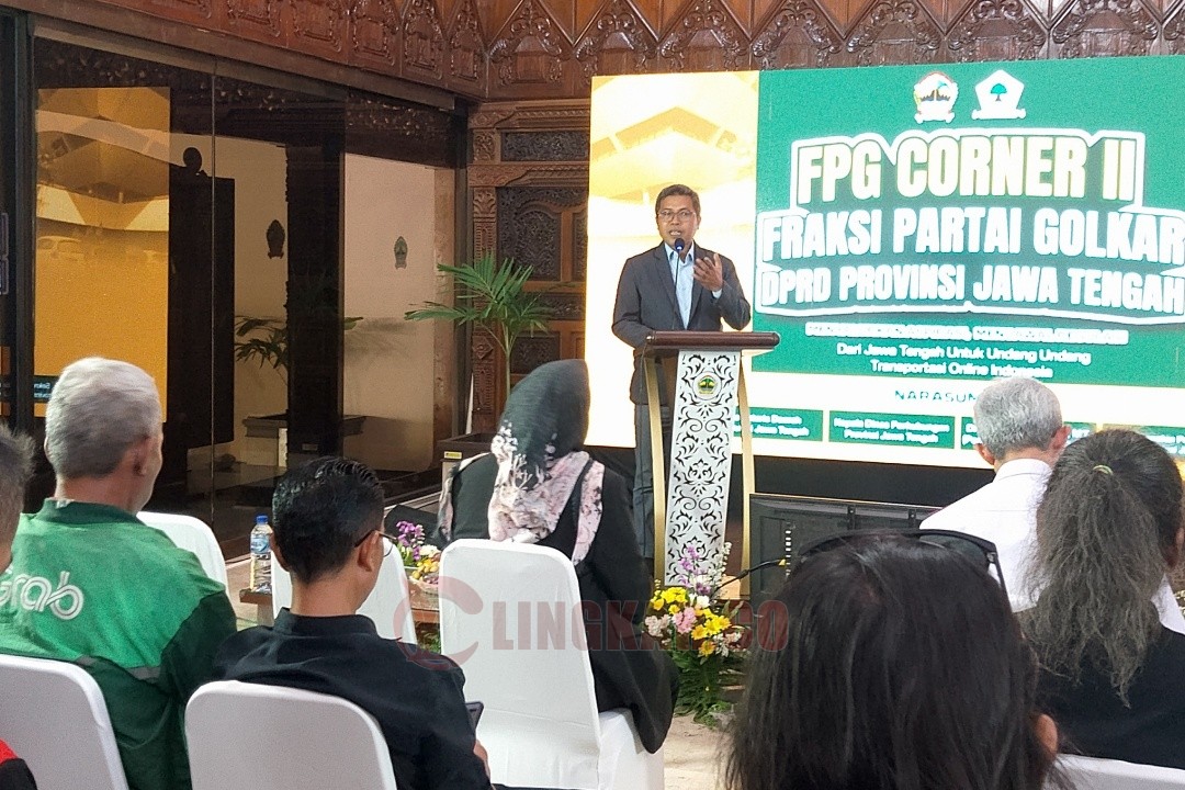 Ketua Fraksi Partai Golkar DPRD Jawa Tengah, Ferry Wawan Cahyono saat menyampaikan sambutan pembukaan FPG Corner edisi kedua pada Selasa (23/9/2025) sore di halaman utama Gedung Berlian kompleks DPRD Jateng. Foto: Rifqi/Lingkar.co