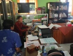 Kantor Desa Disegel Warga, Pemdes Tunggulsari Layani Masyarakat dari Perpustakaan Sekolah