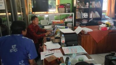 Suasana pelayanan masyarakat Desa Tunggulsari di perpustakaan sekolah. Foto: Yoedhi/Lingkar.co