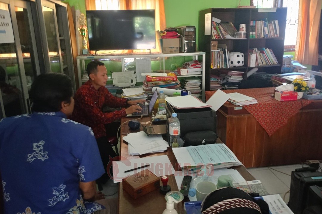 Suasana pelayanan masyarakat Desa Tunggulsari di perpustakaan sekolah. Foto: Yoedhi/Lingkar.co