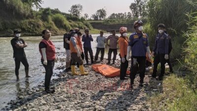 Penemuan sesosok mayat pria tanpa identitas yang hanyut di aliran Sungai Kali Bodri, Kendal, Rabu (24/9/2025) pagi. Foto: istimewa