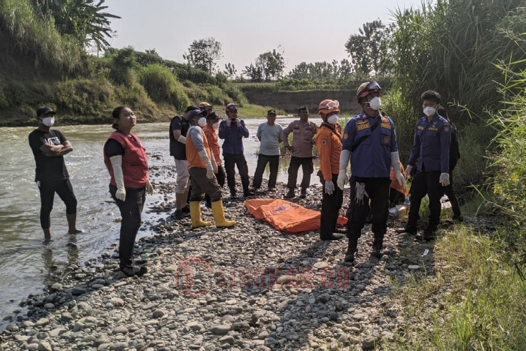 Penemuan sesosok mayat pria tanpa identitas yang hanyut di aliran Sungai Kali Bodri, Kendal, Rabu (24/9/2025) pagi. Foto: istimewa
