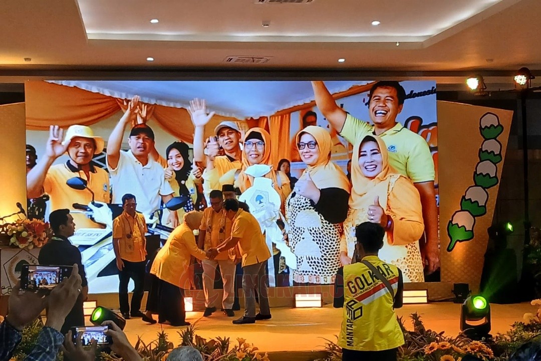 MUSDA. Yuli Hastuti saat mendapatkan ucapan selamat seusai kembali ditetapkan sebagai ketua dalam acara Musda XI DPD Golkar Kabupaten Purworejo yang di gelar Rabu (24/09/2025). Foto: Lukman/Lingkar.co
