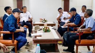 Gubernur Jateng Ahmad Luthfi saat menerima massa demontrasi dari eks PT Sritex di depan Kantor Gubernur Jawa Tengah pada Rabu, (24/9/2025). Foto: dokumentasi