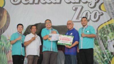 Head Of Sales and Promotion Zona 3 PT Dua Kelinci, Aftis Prihandono Rozaq dan Direktur Semarang Zoo Bimo Wahyu Widodo menunjukkan bantuan untuk pakan satwa secara simbolis. Foto: dokumentasi