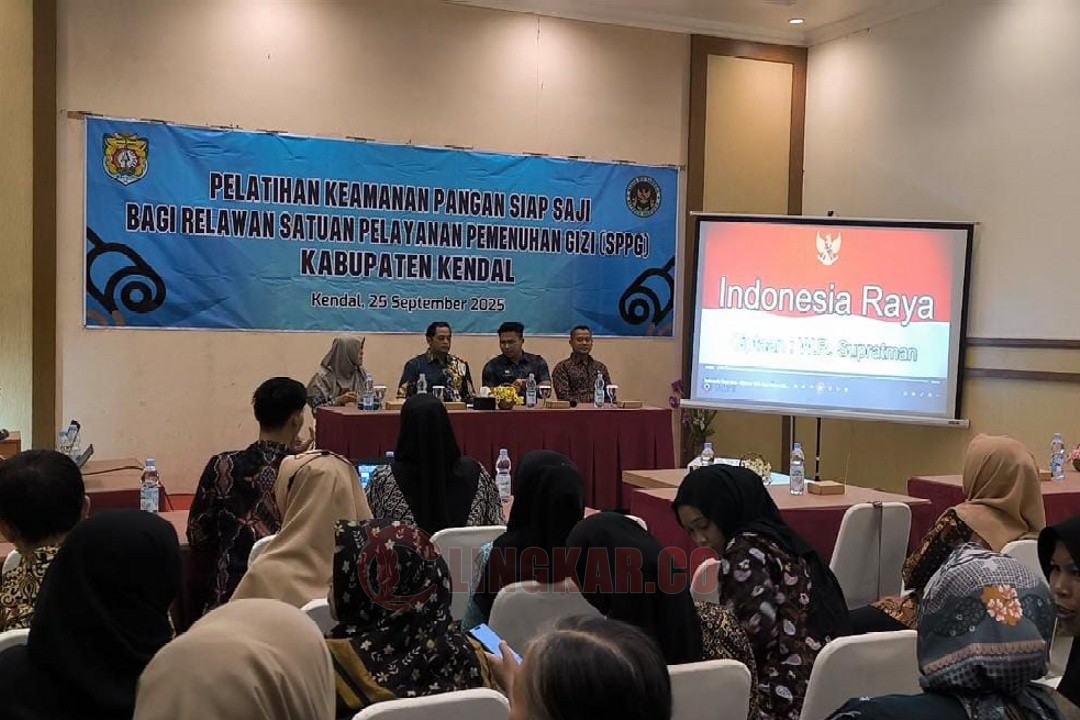 Pelatihan keamanan pangan siap saji bagi relawan Satuan Pelayanan Pemenuhan Gizi (SPPG) Kabupaten Kendal di salah satu rumah makan di Kota Kendal, Kamis (25/9/2025). Foto: Yoedhi/Lingkar.co