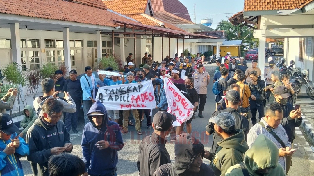 Ratusan warga Tunggulsari saat melakukan demonstrasi di halaman kantor Bupati Kendal. Foto: Yoedhi/Lingkar.co