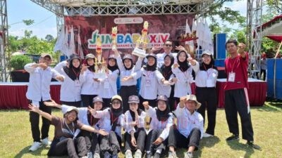 Relawan KSR PMI Unit Unwahas berpose bersama seusai penutupan Jumbara dan Temu Karya Relawan PMI Kota Semarang di Bumi Perkemahan Hardawalika, Gunungpati Semarang. Foto: dokumentasi/istimewa