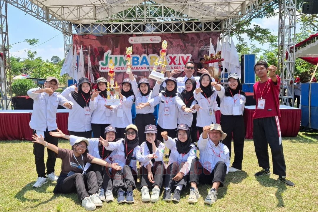 Relawan KSR PMI Unit Unwahas berpose bersama seusai penutupan Jumbara dan Temu Karya Relawan PMI Kota Semarang di Bumi Perkemahan Hardawalika, Gunungpati Semarang. Foto: dokumentasi/istimewa