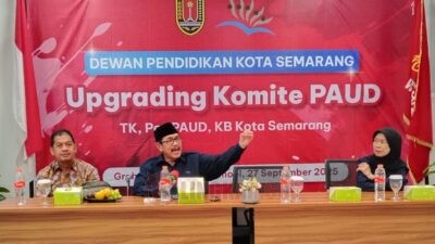 Ketua Dewan Pendidikan Kota Semarang Dr Drs Budiyanto SH MHum saat menyampaikan materi dalam Upgrading Komite PAUD 'TK, Pos PAUD/KB Kota Semarang di Graha Wisata (Grawis) Hotel School, Semarang Barat, Kota Semarang, Sabtu (27/9/2025). Foto: Rifqi/Lingkar.co