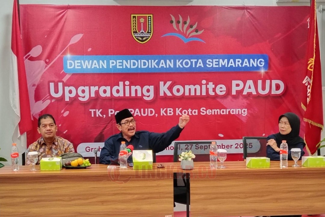 Ketua Dewan Pendidikan Kota Semarang Dr Drs Budiyanto SH MHum saat menyampaikan materi dalam Upgrading Komite PAUD 'TK, Pos PAUD/KB Kota Semarang di Graha Wisata (Grawis) Hotel School, Semarang Barat, Kota Semarang, Sabtu (27/9/2025). Foto: Rifqi/Lingkar.co