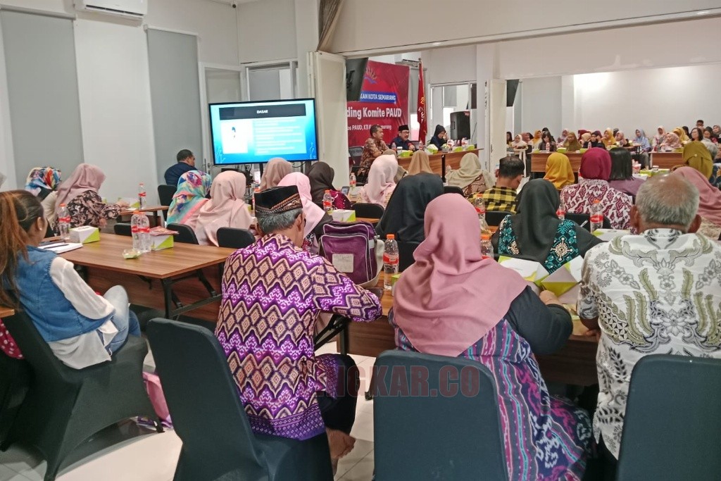 Ketua Dewan Pendidikan Kota Semarang Dr Drs Budiyanto SH MHum saat menyampaikan materi dalam Upgrading Komite PAUD 'TK, Pos PAUD/KB Kota Semarang di Graha Wisata (Grawis) Hotel School, Semarang Barat, Kota Semarang, Sabtu (27/9/2025). Foto: Rifqi/Lingkar.co