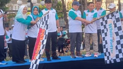 Ketua PKK dan Fatayat NU Kota Semarang saat akan mengibarkan bendera start Mlaku Bareng di halaman Balaikota Semarang, Ahad (28/9/2025). Foto: istimewa