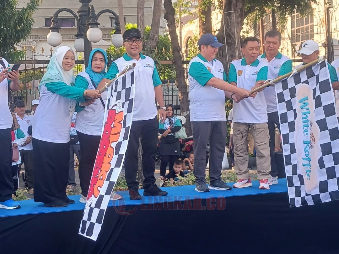Ketua PKK dan Fatayat NU Kota Semarang saat akan mengibarkan bendera start Mlaku Bareng di halaman Balaikota Semarang, Ahad (28/9/2025). Foto: istimewa