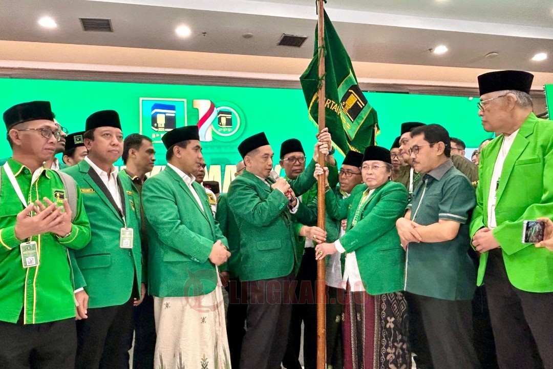 Agus Suparmanto menerima bendera pataka PPP dari KH Mustofa Aqil Siradj setelah resmi dinyatakan terpilih sebagai ketua umum DPP PPP dalam Muktamar X di Ancol Jakarta. Foto: istimewa