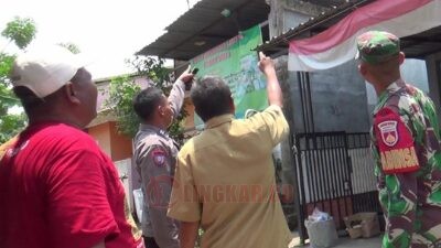 Petugas dari Pemkab Kendal saat meninjau lokasi rumah rusak diterjang angin. Foto: Yoedhi/Lingkar.co