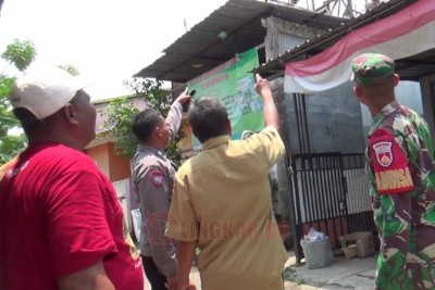 Petugas dari Pemkab Kendal saat meninjau lokasi rumah rusak diterjang angin. Foto: Yoedhi/Lingkar.co