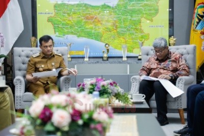 Ahmad Luthfi saat menerima audiensi dari Deputi Pengelolaan Sampah Kementerian Lingkungan Hidup, Ade Palguna Ruteka, di Kantor Gubernur Jawa Tengah, Senin, (29/9/2025). Foto: dokumentasi