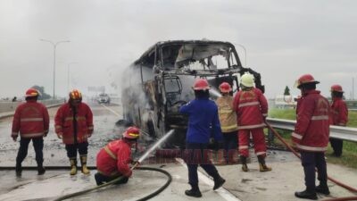 Pendinginan bus Mercedes-Benz dari PO Berlian Jaya asal Kudus yang terbakar di Tol Kendal. Foto; dokumentasi/istimewa