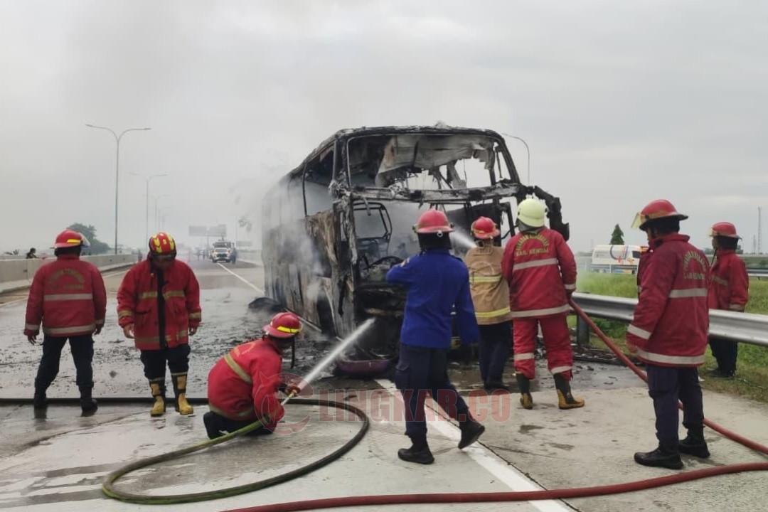 Pendinginan bus Mercedes-Benz dari PO Berlian Jaya asal Kudus yang terbakar di Tol Kendal. Foto; dokumentasi/istimewa