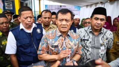 Gubernur Jawa Tengah Ahmad Luthfi saat diwawancarai wartawan dalam kunjungan kerja di Desa Banjarsari, Kecamatan Sayung, Kabupaten Demak, Selasa (30/9/2025). Foto: dokumentasi/istimewa