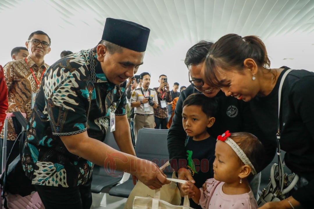 Wakil Gubernur Jawa Tengah Taj Yasin Maimoen saat menghadiri seremonial penerbangan perdana di bandara internasional Ahmad Yani Semarang. Foto: dokumentasi
