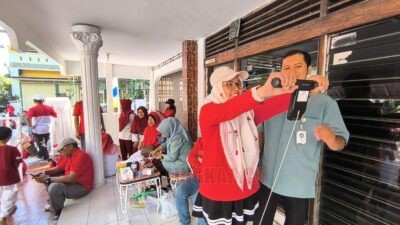 Suasana cek kesehatan dari RS Roemani dalam peryaan HUT ke-80 RI di RW 2 Wonodri Semarang. (dok Istimewa)