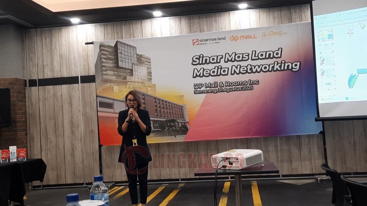 Marketing Communication Rooms Inc, Aii Sotya saat memaparkan promo dalam menyambut HUT ke-8 Rooms Inc Semarang dalam acara Sinarmas Land Media Networking di Rooms Inc. (dok Alan Henry)
