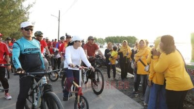 Wali Kota Semarang, Agustina Wilujeng Pramestuti bersama OPD sambangi Pantai Mangunharjo dengan bersepeda. (dok Pemkot Semarang)