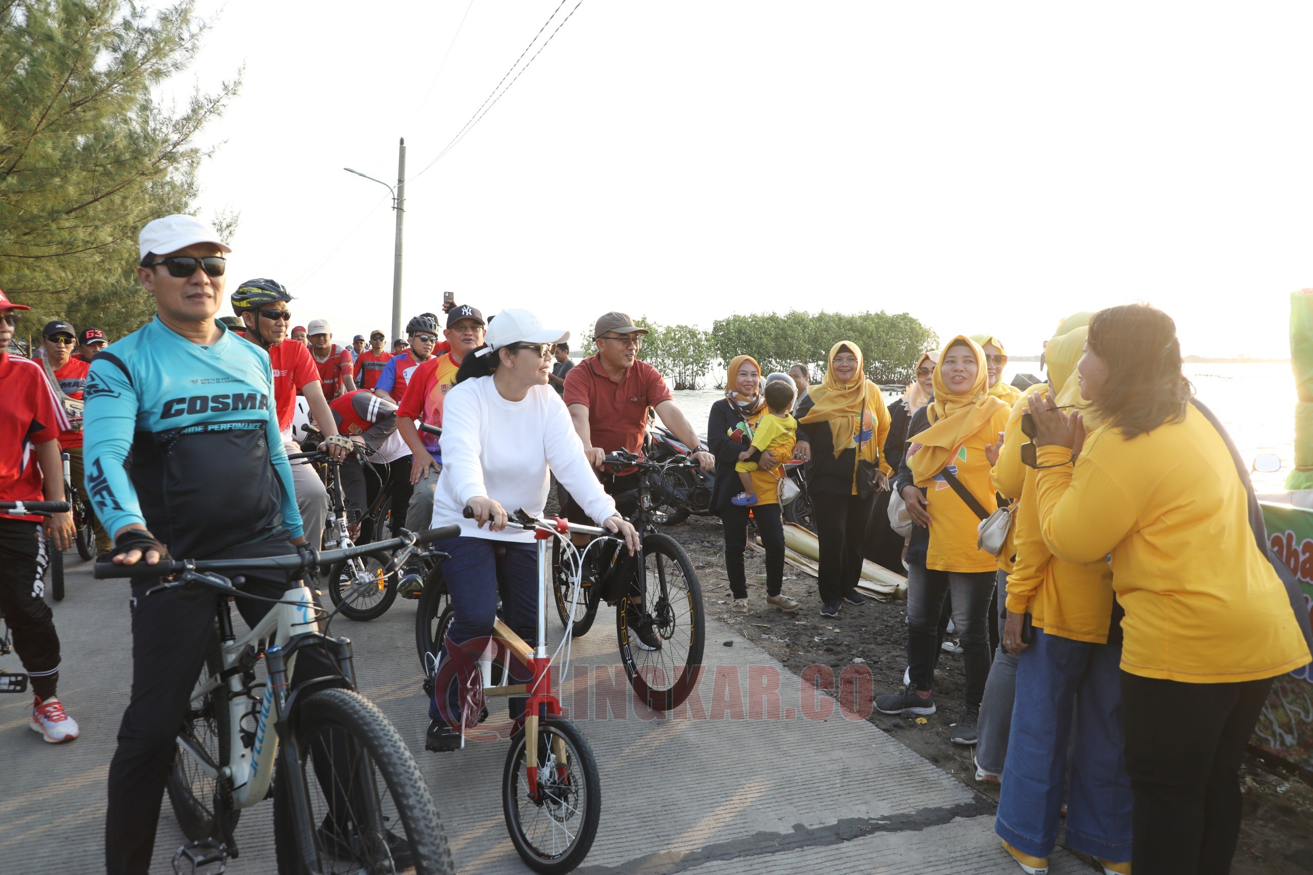 Wali Kota Semarang, Agustina Wilujeng Pramestuti bersama OPD sambangi Pantai Mangunharjo dengan bersepeda. (dok Pemkot Semarang)